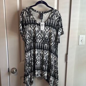 Chelsea & Theodore Black and White Geometric Tunic Top